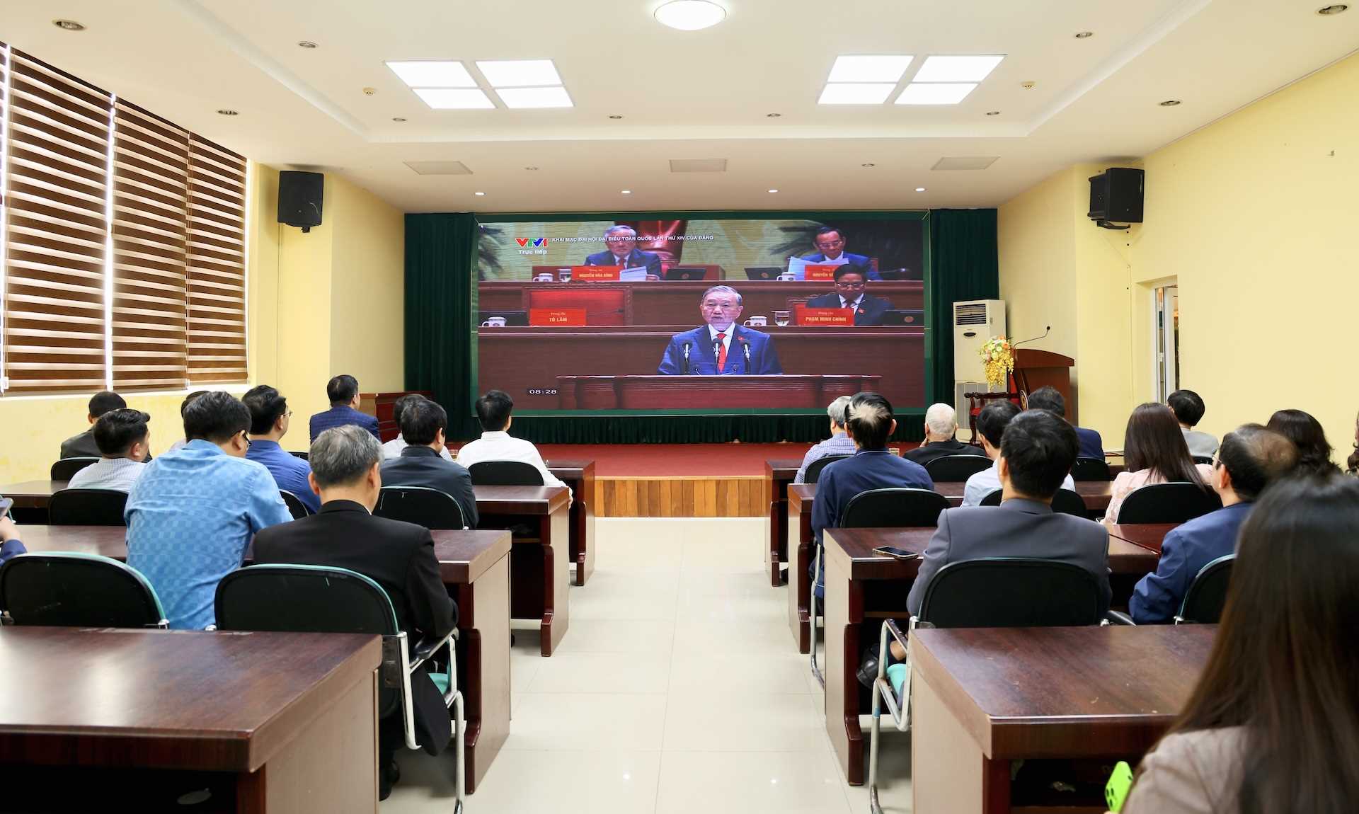 Trường Đại học Hồng Đức tổ chức cho cán bộ, giảng viên, sinh viên theo dõi trực tuyến phiên khai mạc Đại hội Đại biểu toàn quốc lần thứ XIV của Đảng